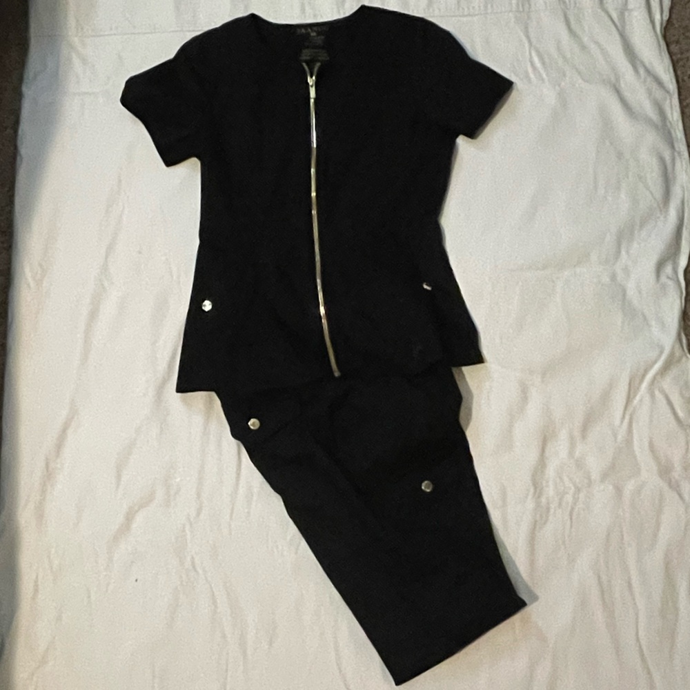 JAANUU black women’s scrubs with gold zippers and buttons size xs
